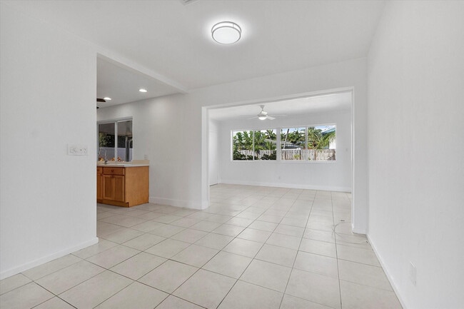 Building Photo - 1353 SE 7th Ct