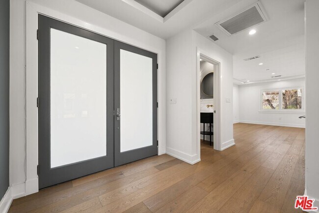 Building Photo - 2400 S Beverly Dr