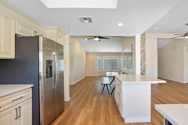 Building Photo - 44210 Mariposa Ct