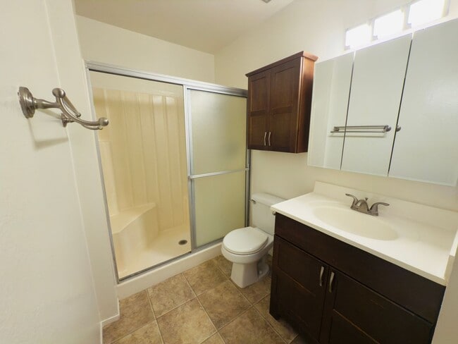Building Photo - Charming 3-Bedroom Townhome Just Off the 5...