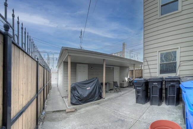 Building Photo - 4826 W Henderson St