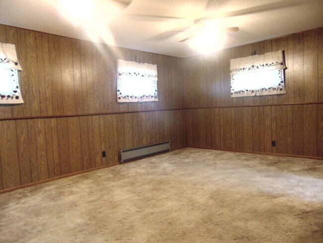 Building Photo - Fayette Family Farm House!