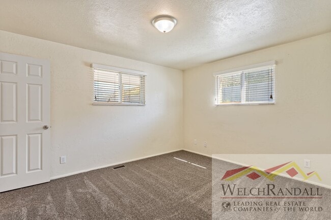 Building Photo - Elegant Layton Home Offering Space, Style,...