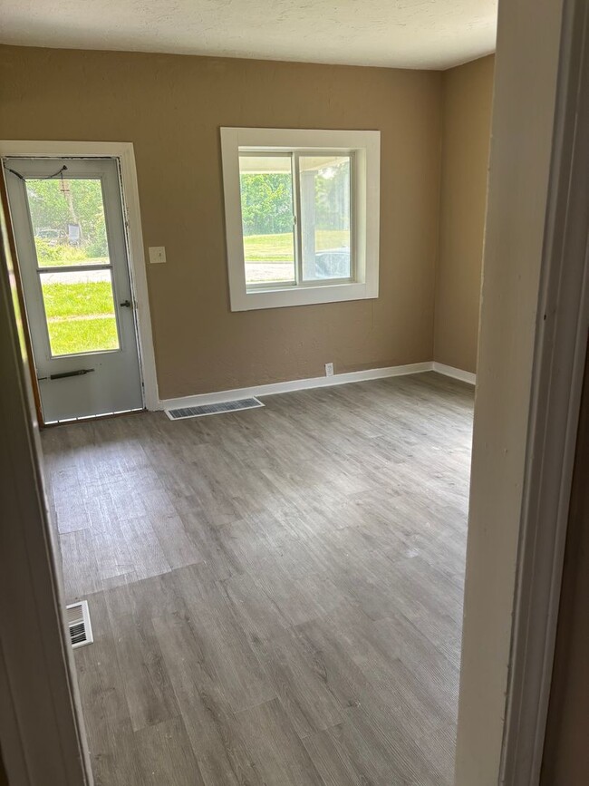 Building Photo - Section 8 welcome, 4bd 2 bath