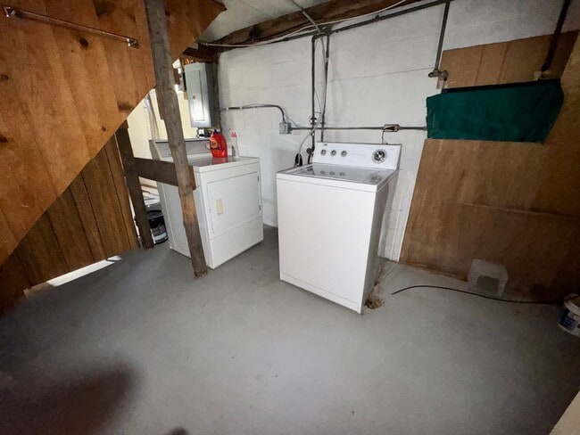 Building Photo - 2 Bedroom/ 1 Bath Home