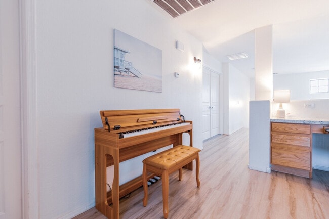 Building Photo - 1550 N Desert Willow St