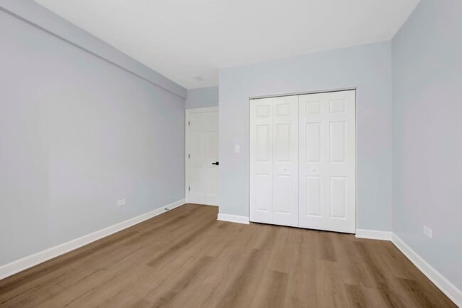 Building Photo - 2329 N Geneva Terrace