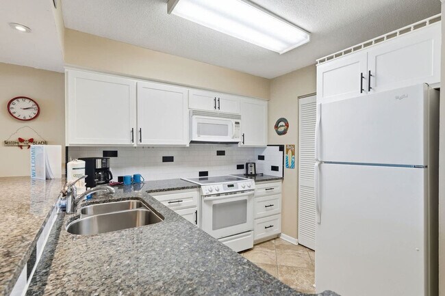 Building Photo - 7205 Thomas Dr