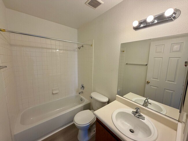 Building Photo - 2704 Aarondavid Dr