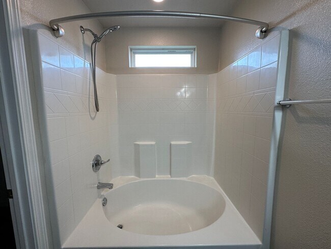 Building Photo - 4 bedroom 2 bath craftsman style home for ...