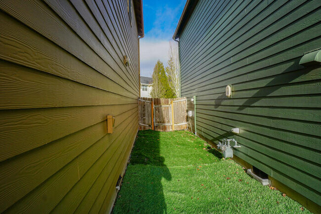 Building Photo - BEAUTIFUL THREE BEDROOM IN HAZEL DELL