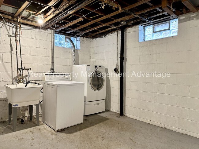 Building Photo - Charming Colonial-Style Home in the Desira...