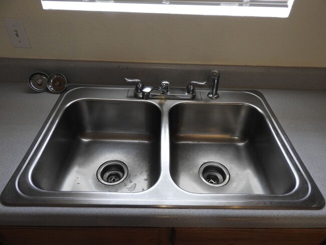 Building Photo - Three bedroom home