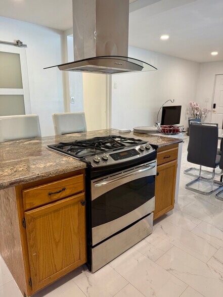 Stove - 1546 N Magnolia Ave