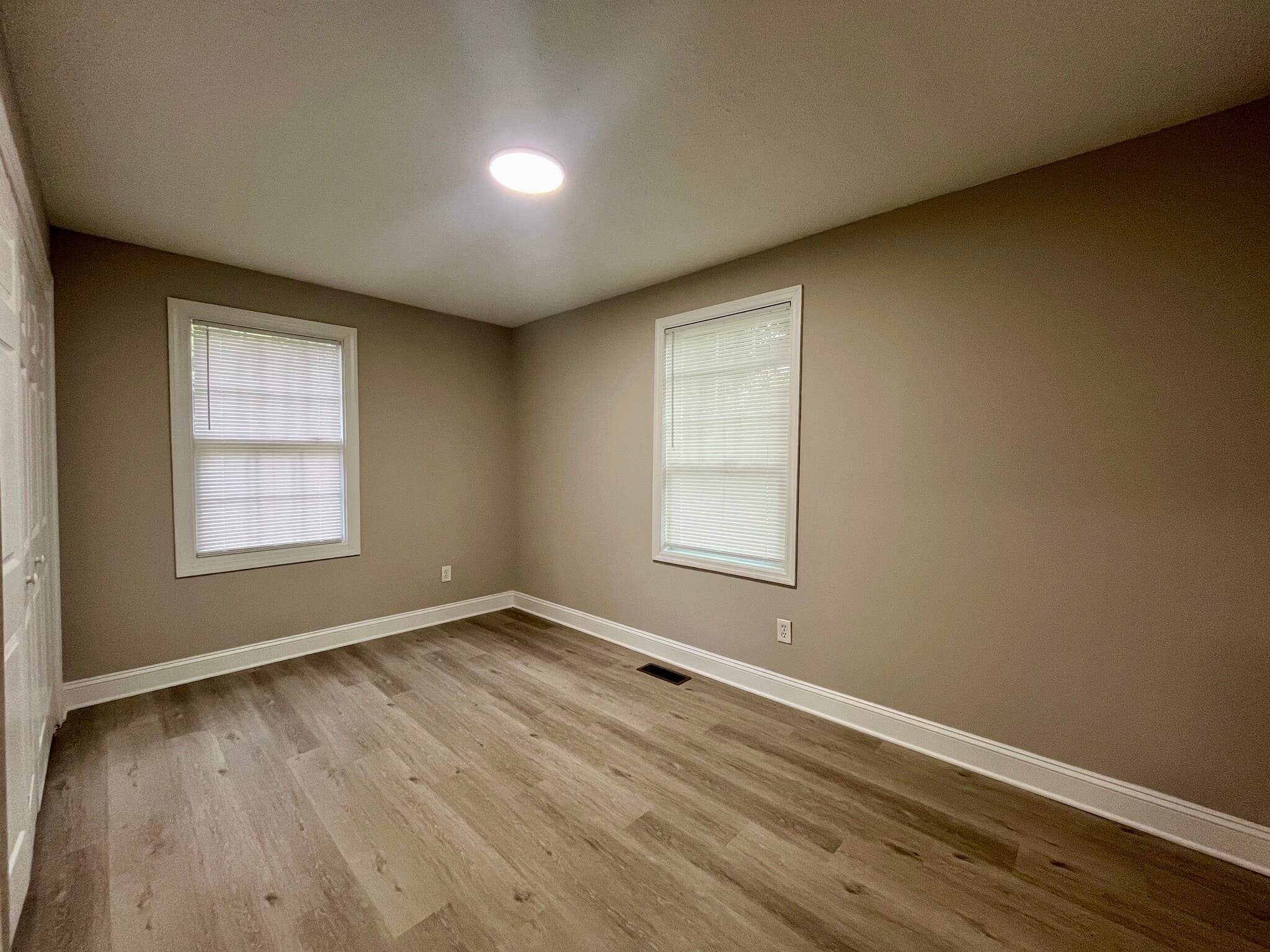 Building Photo - 2010 Simmons St