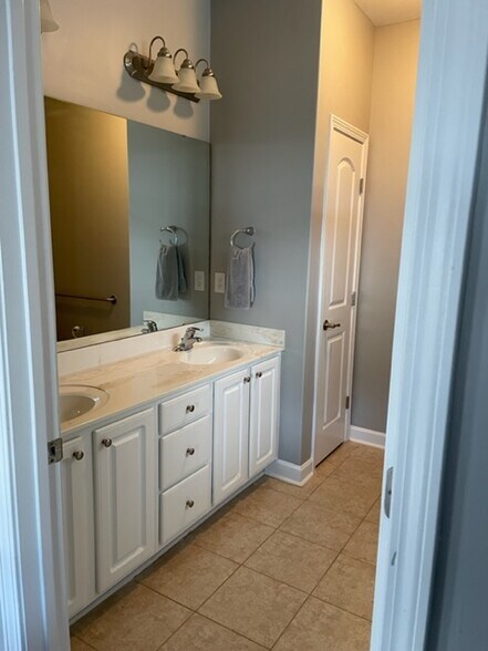 master bd/large walk-in shower, two vanity sinks - 824 Wintercreeper Dr