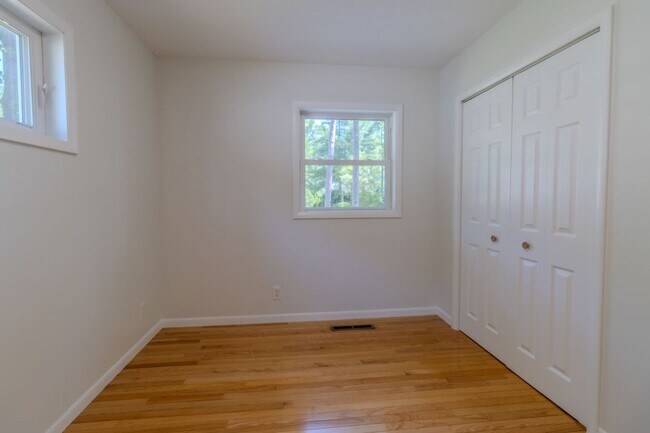 Building Photo - The Little Bungalow of Your Dreams Near East Bay! 2BR / 1BA Long-Term Rental