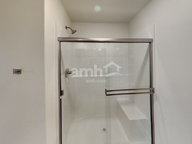 Building Photo - 696 N Water St