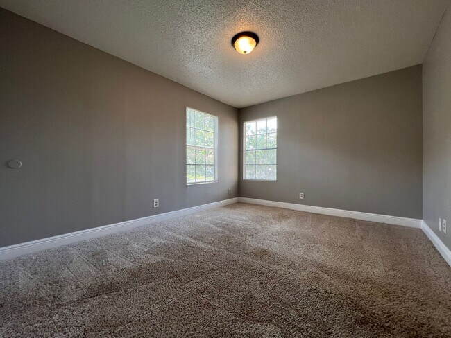 Building Photo - Beautiful 1/1 Condo in Gated Lakefront Com...