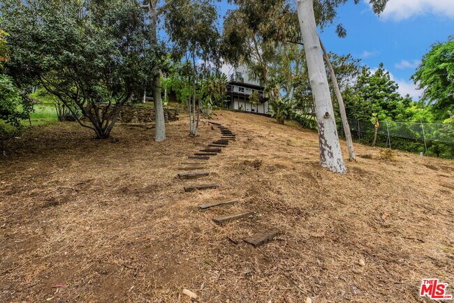 Building Photo - 2600 Carman Crest Dr
