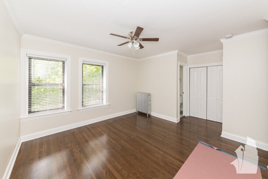 Building Photo - 917 W Waveland Ave