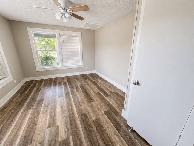 Building Photo - 3/2 Bungalo-style off Birchman