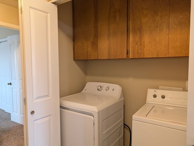 Building Photo - Clean and Upstairs 2 Bed, 2 Bath Apartment in East Medford – Juniper Ridge