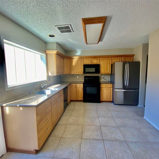 Building Photo - 11643 Southlake Dr