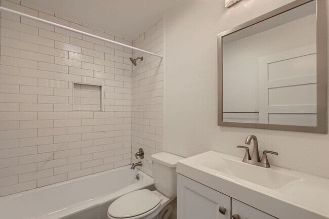 Building Photo - Charming 3/BR 2/BA Home with Spacious Back...