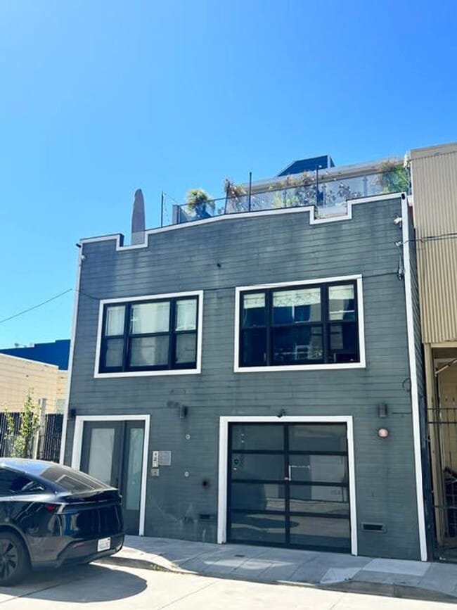 Building Photo - Luxury Penthouse Condo w/Large Private Terrace, Outdoor Kitchen – a must see! PROGRESSIVE
