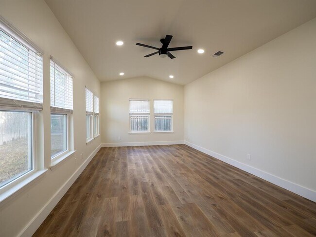 Building Photo - 210 Mockingbird Ln W