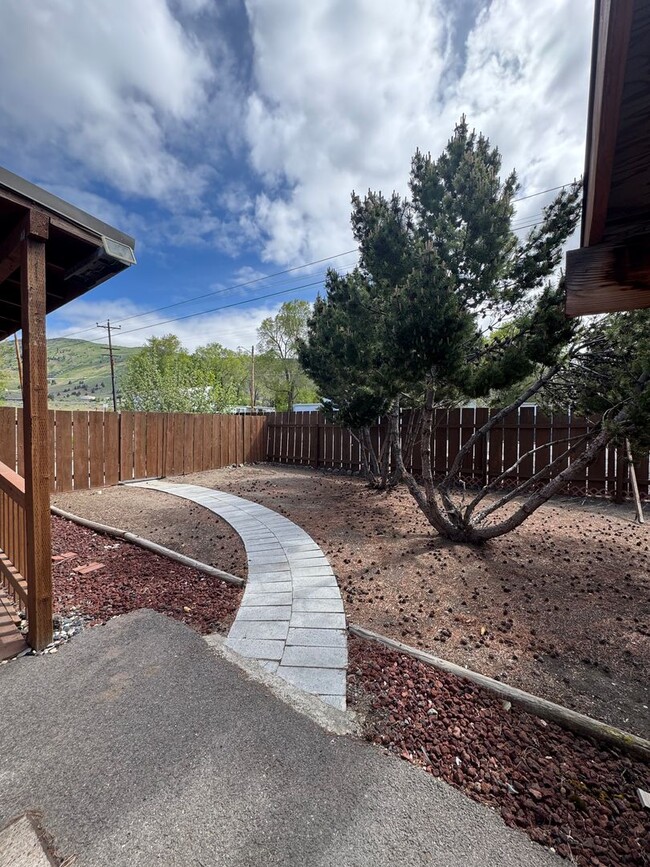 Building Photo - 3 bed 2 bath w/ AC - Water/Sewer included ...