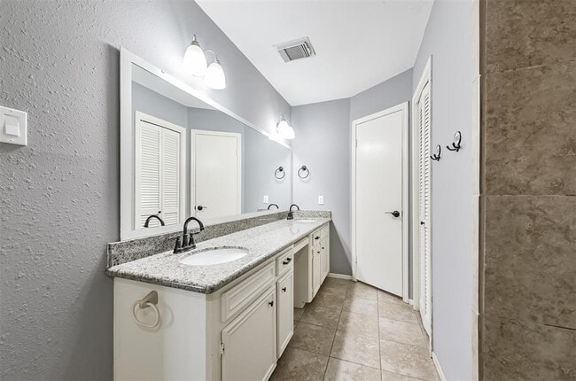 Building Photo - 5347 Lincoln Green Dr