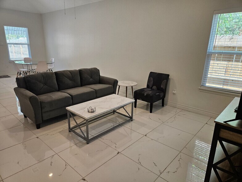 Building Photo - 702 5th St