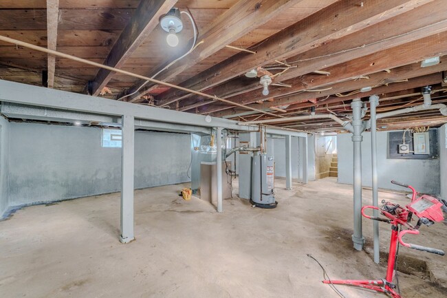 Building Photo - Remodeled 2 bedroom with off street parkin...