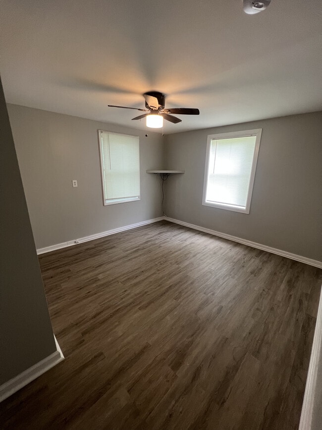 Building Photo - 315 E Park Dr