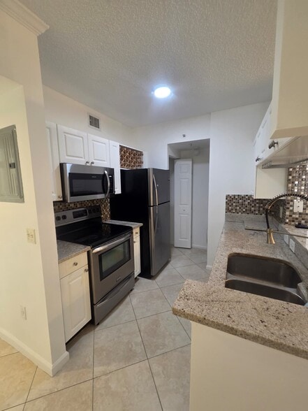 Building Photo - 17100 N Bay Rd