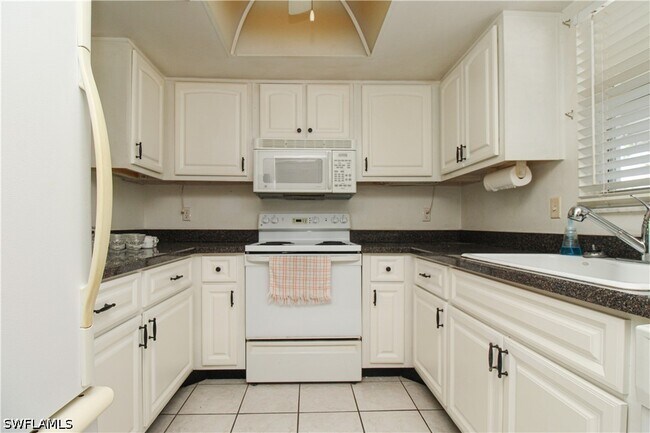 Building Photo - 300 Valley Stream Dr