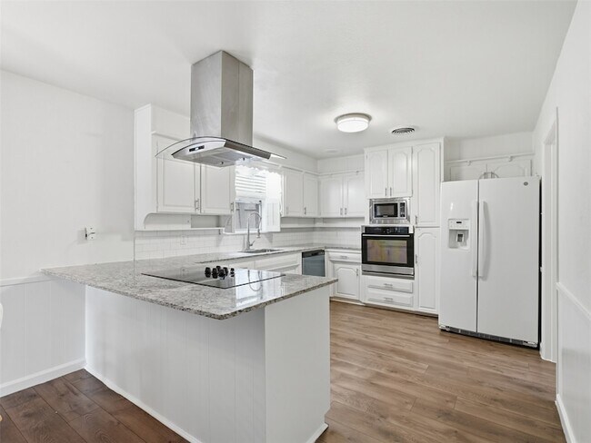 Building Photo - 2121 Canton Dr