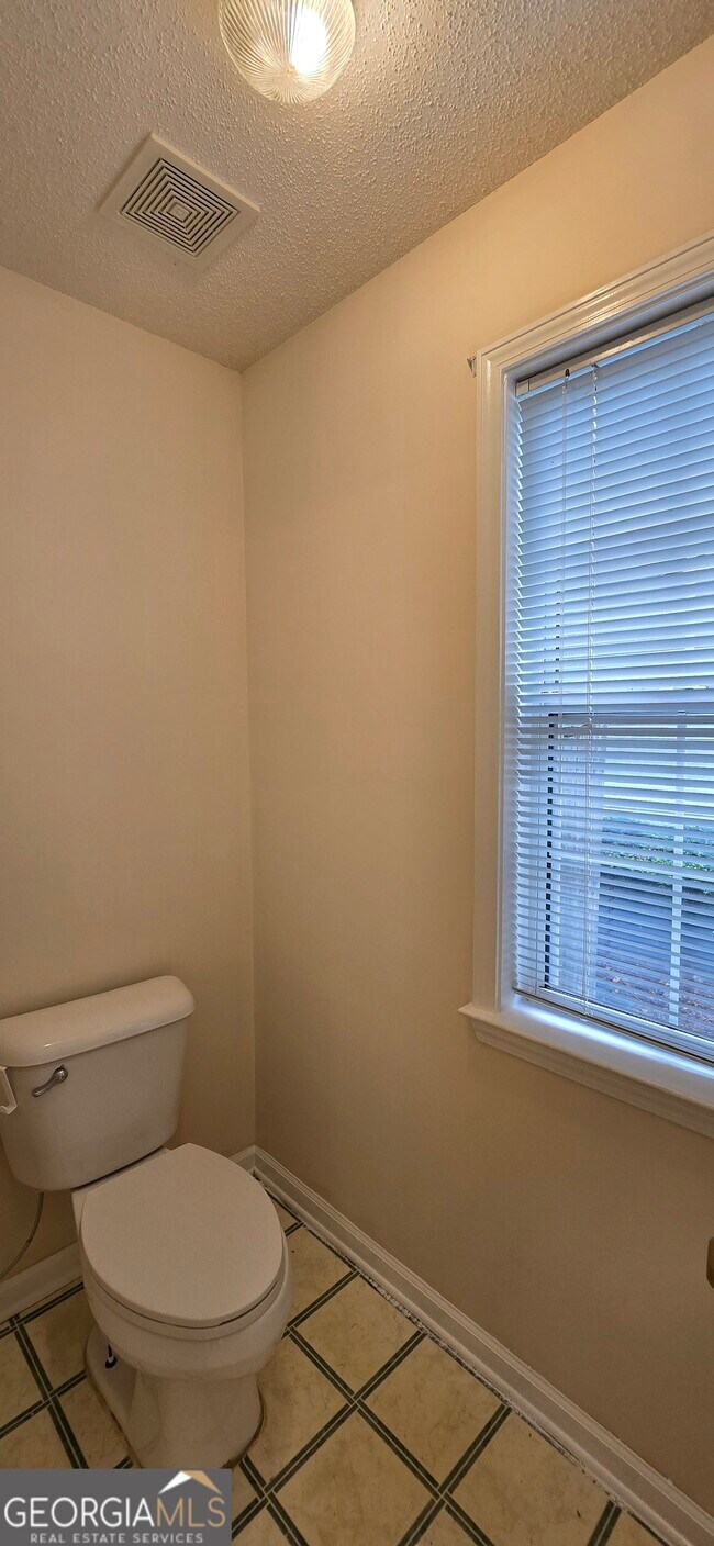 Building Photo - 2 Mill Ridge Pl