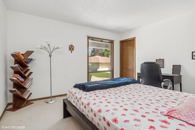 Building Photo - 6610 Pinehurst Ct