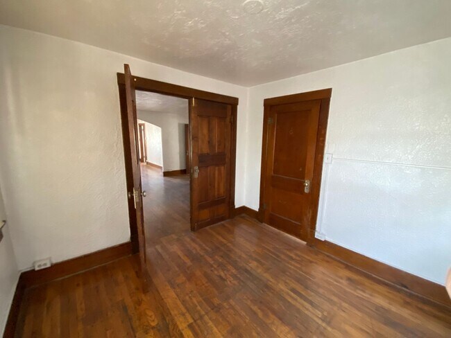 Building Photo - Spacious 3-Bedroom