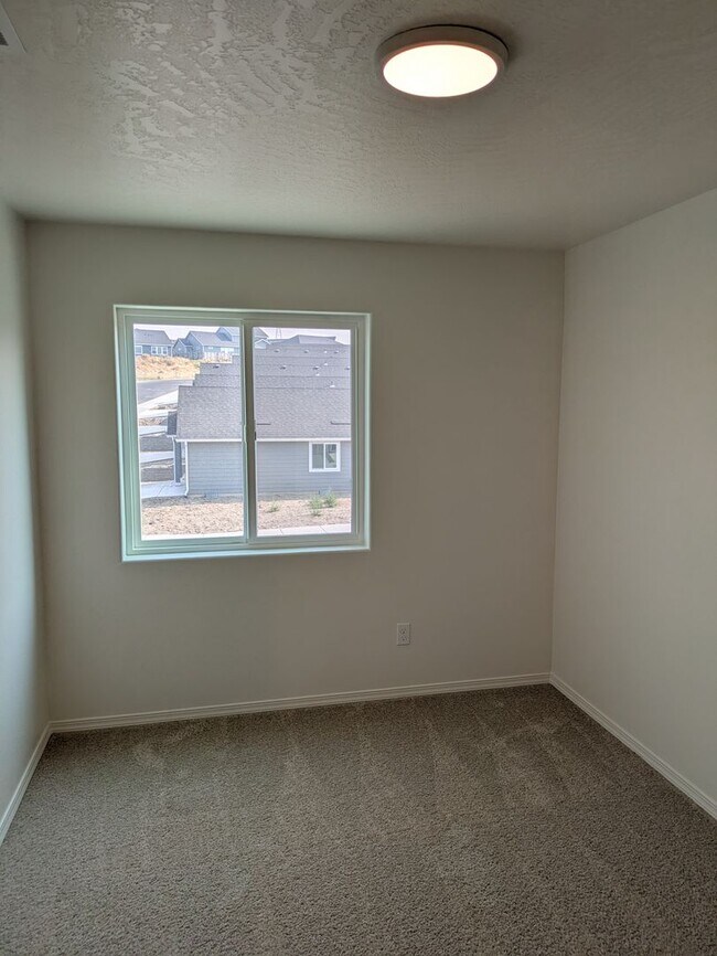 Building Photo - Brand New Townhome!
