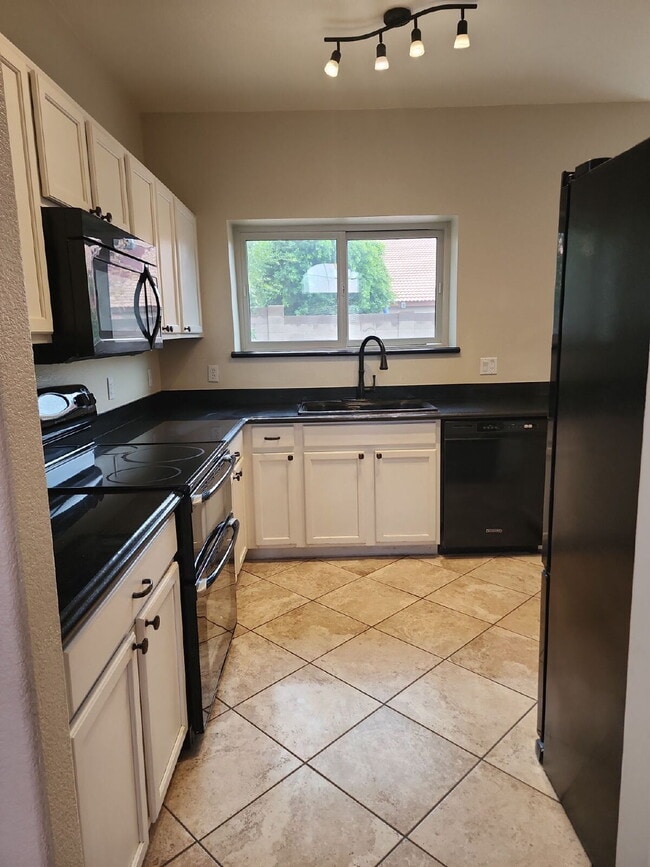 Building Photo - "Spacious 4-Bedroom Glendale Gem with Granite Elegance - 2018 Sq Ft of Comfort!"