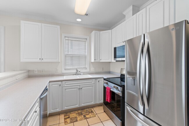Building Photo - 2555 St James Dr SE
