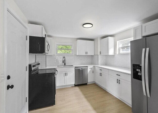 Building Photo - 308 S Highland Ave