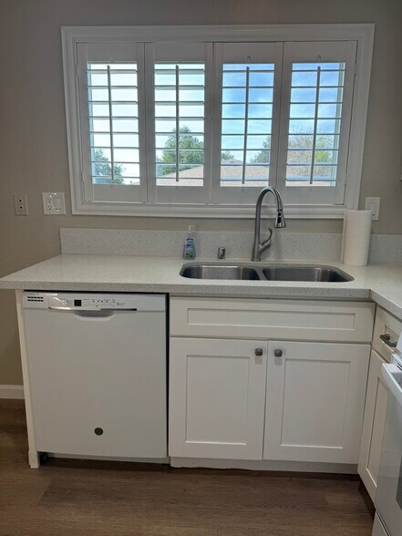 Kitchen - 1117 Oxford Dr