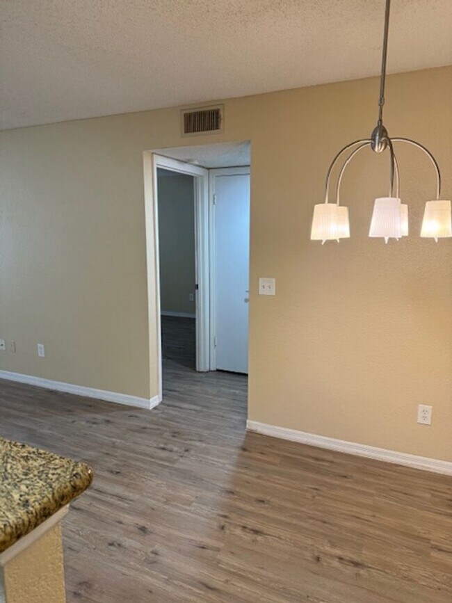 Building Photo - Large one bedroom condominium