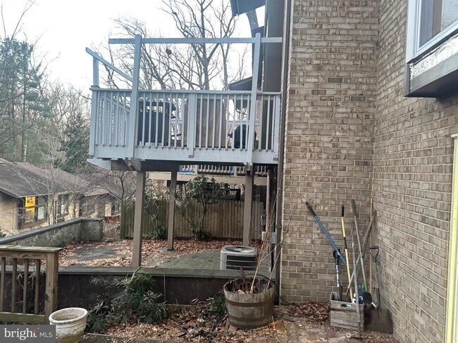 Building Photo - 9250 Three Oaks Dr