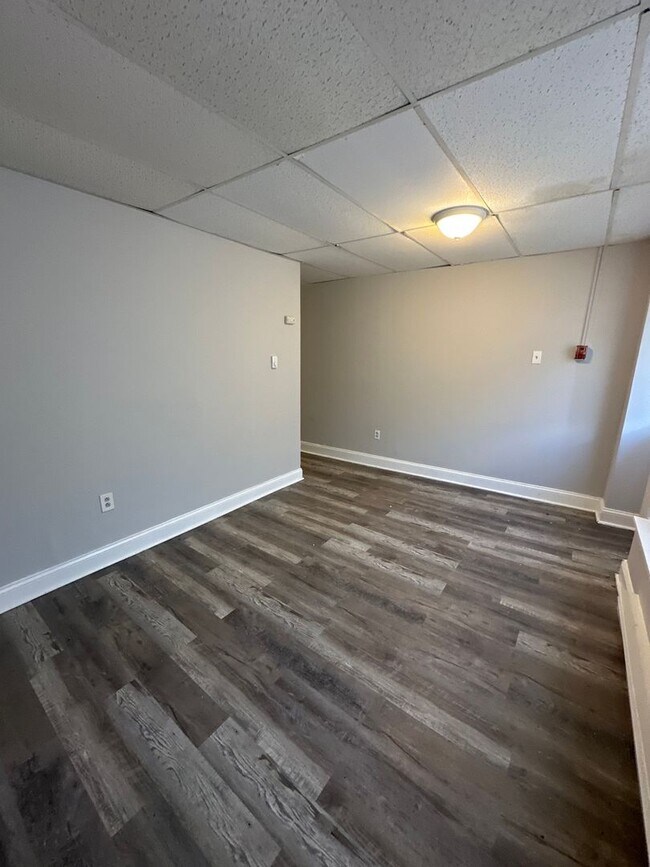 Building Photo - 254 Long Ln